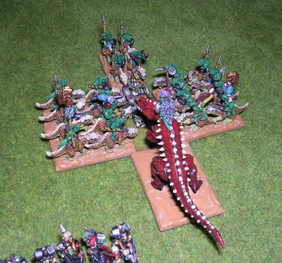Un char orque est assailli de tous les cts - Instant de gloire phmre pour Klik-Klak,  la suite d'une longue charge de sa cavalerie contre la cavalerie adverse; mais les renforts orques ne sont pas loin ...